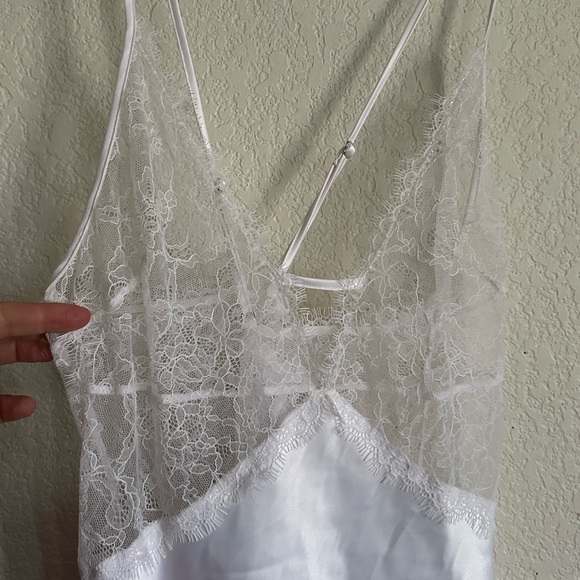 Victoria's Secret Coconut White Medium Satin Lace Plunge Plunge Slip - Picture 5 of 6